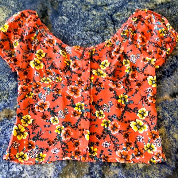 NO BOUNDARIES RUCHED & GATHERED SHORT SLEEVE CROP TOP • FLORAL PATTERN • sz M - Picture 14 of 14